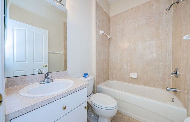 Building Photo - Beautiful 4 bedroom 3 bath townhome