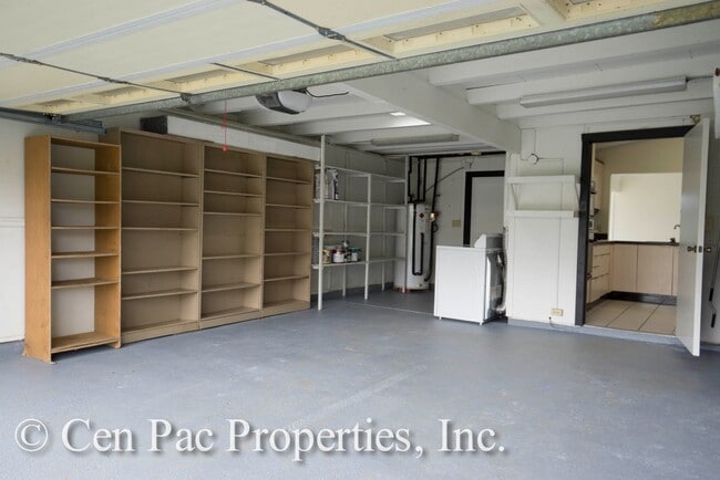 Building Photo - 3 Bed, 2 Bath House/Across the Street from...