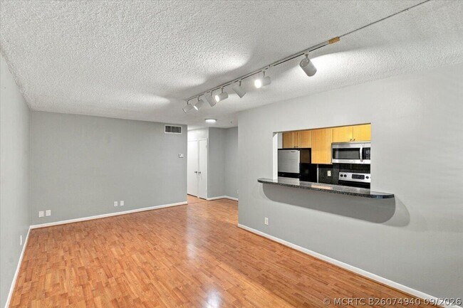Building Photo - 2110 NE 39th St
