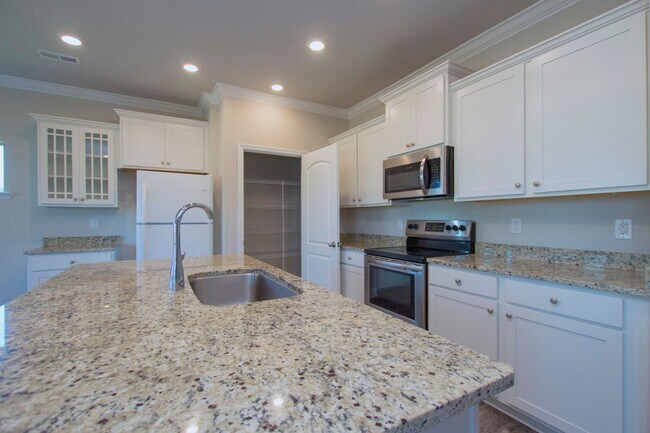 Building Photo - Move in special