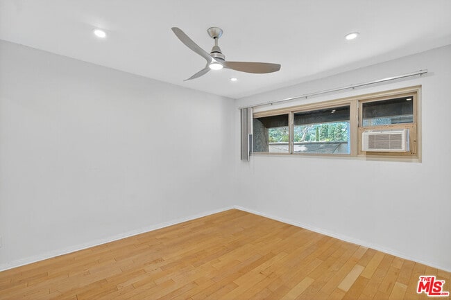 Building Photo - 394 Miraleste Dr