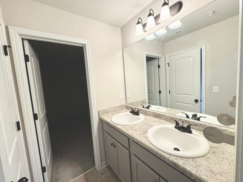 Building Photo - 2890 Bayrose Cir