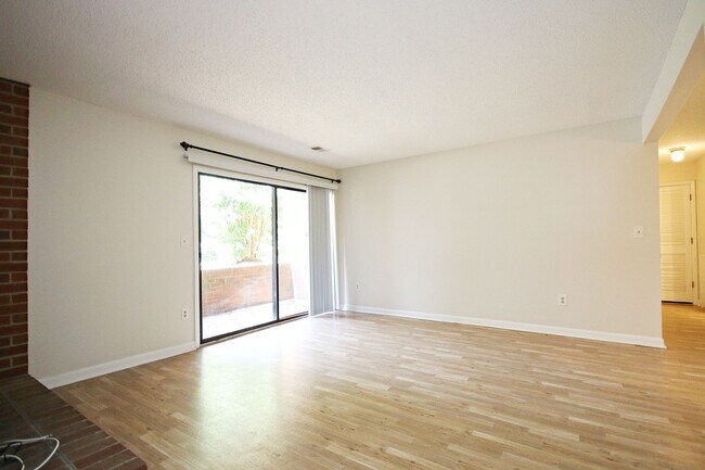 Building Photo - Lower-Level Turtle Creek Apartment