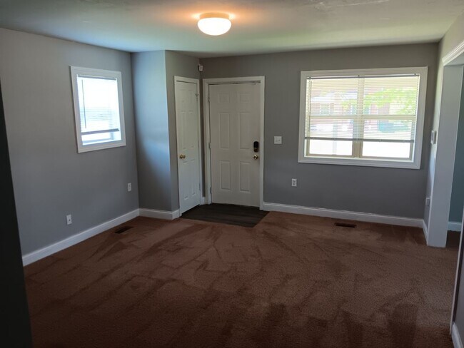 Building Photo - 4 Bed / 2 Full Bath House with Attached Garage — Brand-New Appliances - Built 2006