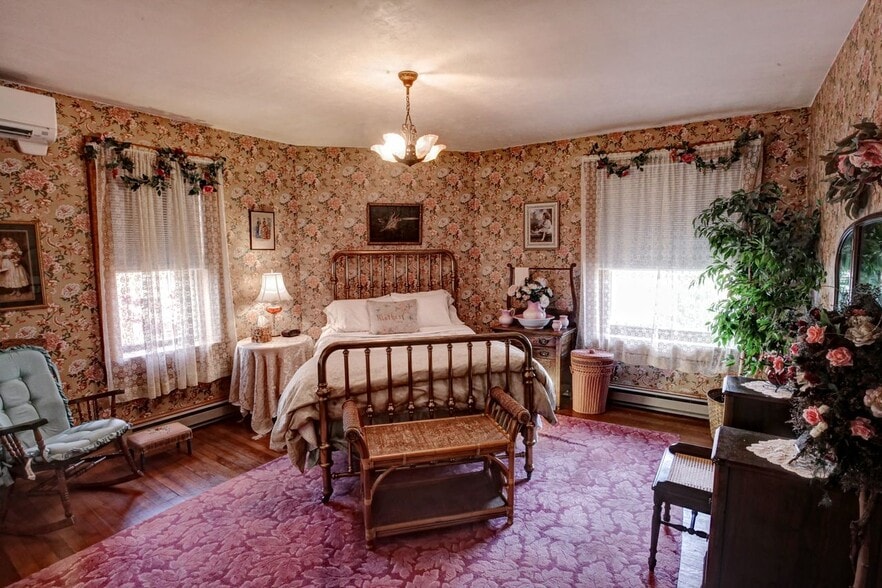 Beautiful bedroom with queen sized bed and large closet space, dresser - 176 E Linn St