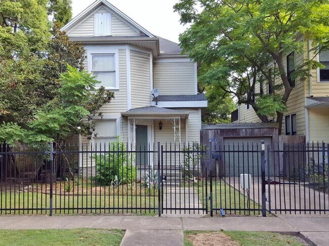 Primary Photo - 211 Emerson St