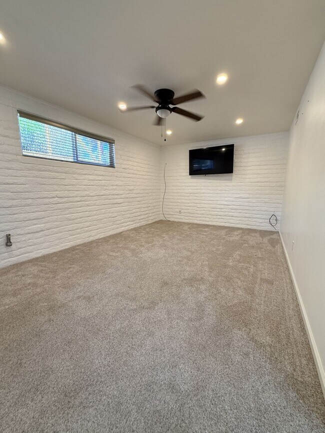 Building Photo - 2245 Sandia Dr