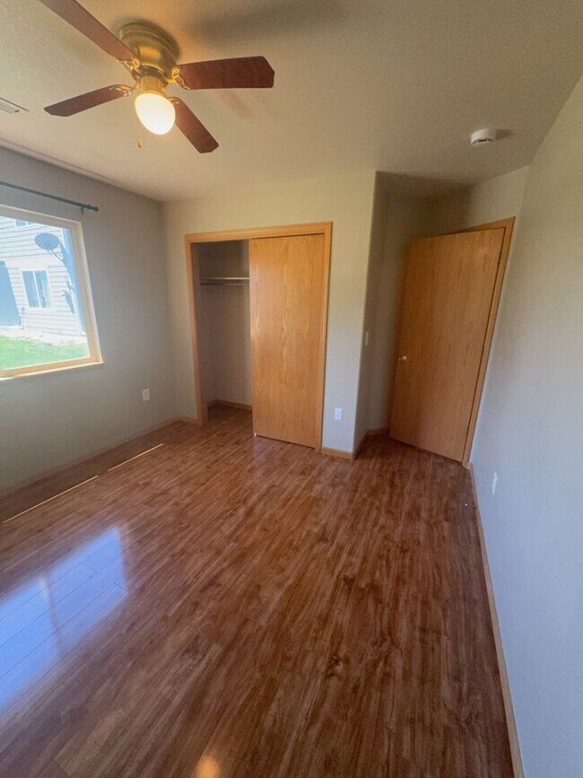 Building Photo - 850 S Overland Trail
