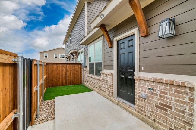 Building Photo - AVAILABLE NOW! GORGEOUS 3 BEDROOM FOUR PLEX LOCATED IN MIDLOTHIAN ISD!