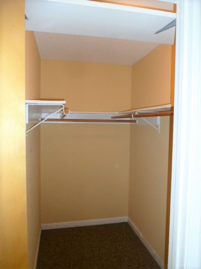 Building Photo - Large updated 4br 3.5ba duplex w/ parking ...