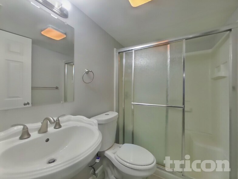 Building Photo - 1614 Thomas Rd