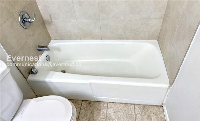 Building Photo - 825 E 5th St