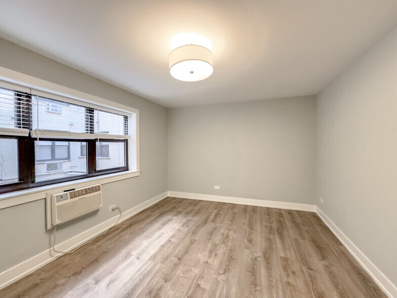 Building Photo - 536 W Barry Ave