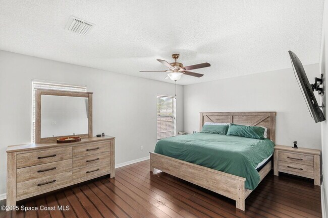 Building Photo - 413 Grenadier Ave NW