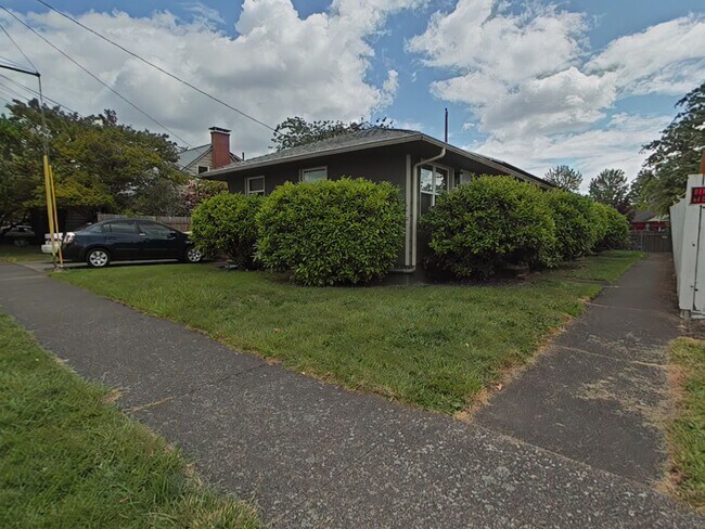 Building Photo - Apartment ~ Close to Campus ~ Cat Friendly