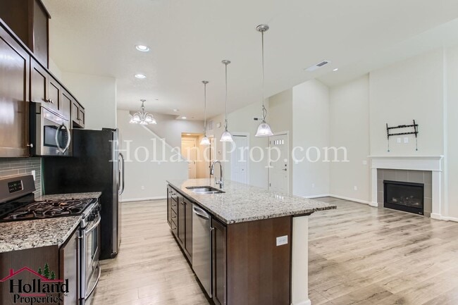 Building Photo - Charming 3-Bedroom Townhome in Prime Hills...