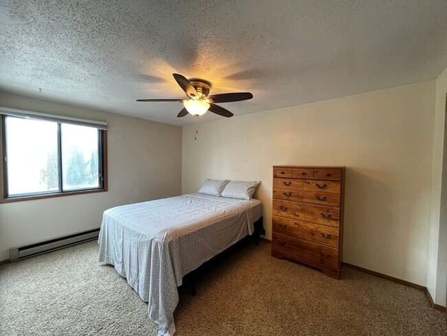 Building Photo - $1,025 | 2 Bedroom, 1 Bathroom Apartment |...