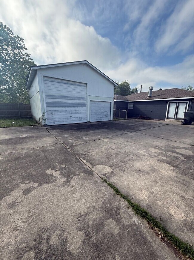 Building Photo - Rental in Groves, Tx