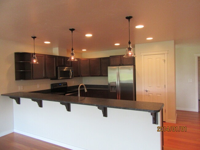 Building Photo - River Lakes Home