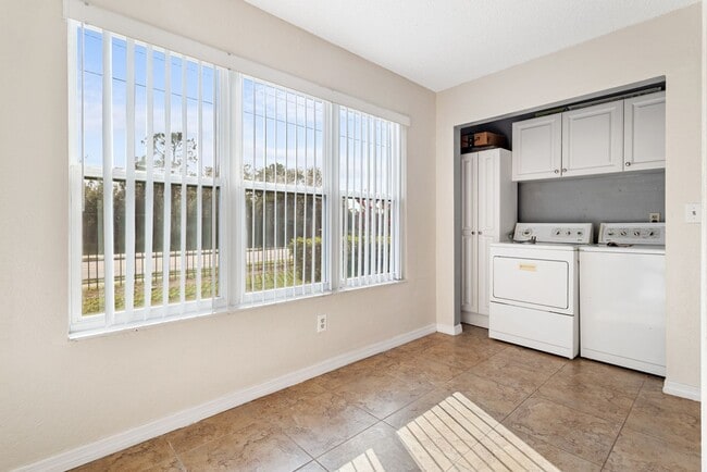 Building Photo - Venetian Place - 612