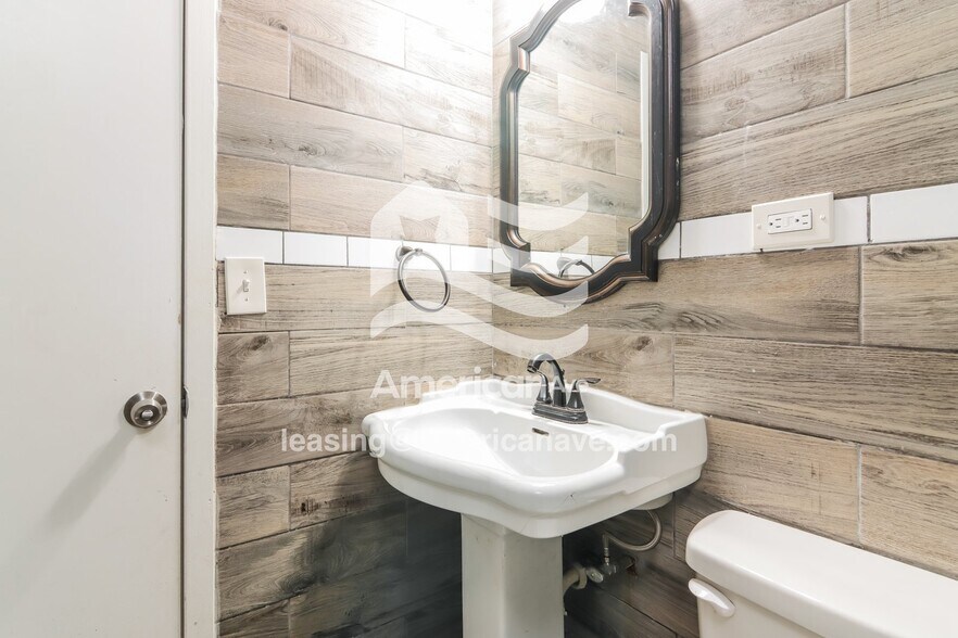 Building Photo - 856 Barklay Way