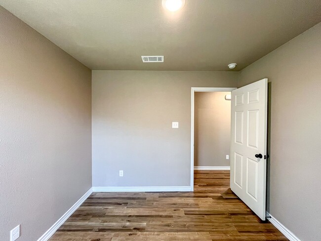 Building Photo - 1617 Pontotoc Trce