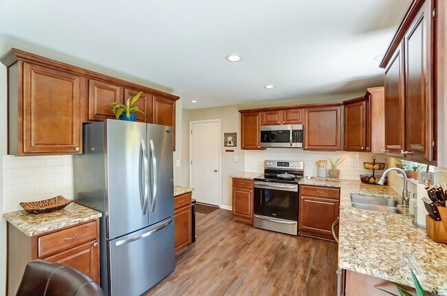 Building Photo - 1599 Yellowglen Dr