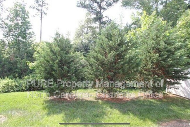 Building Photo - 6033 Queens Walk Ct