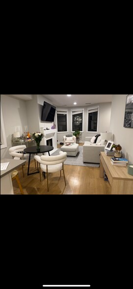 Building Photo - 2316 N Southport Ave