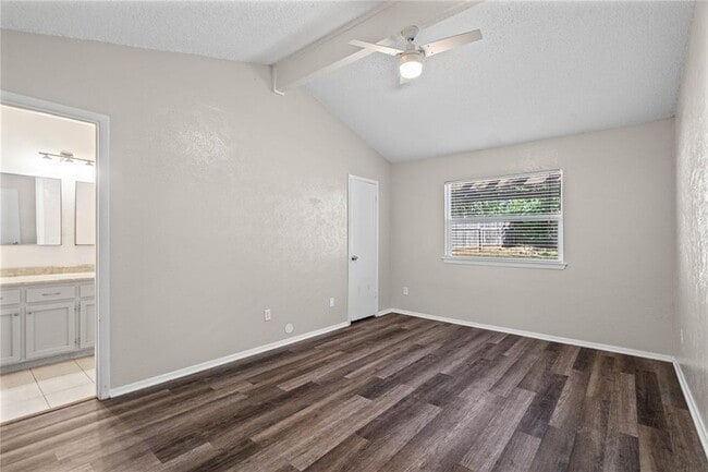 Building Photo - 621 Russet Valley Dr