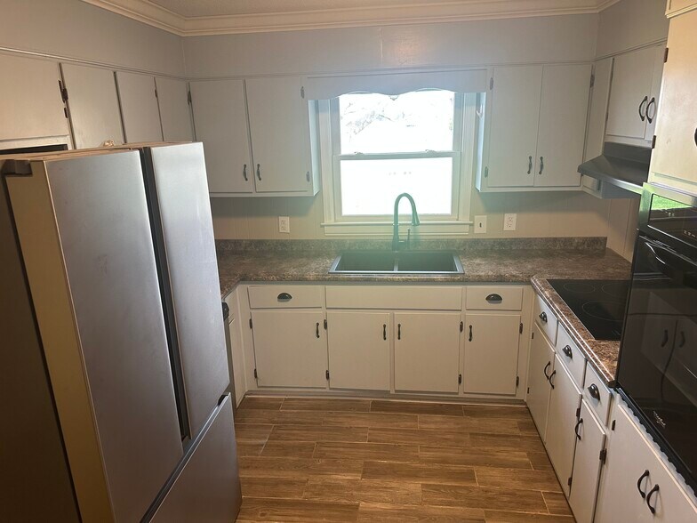 Building Photo - 18516 Elles Dr