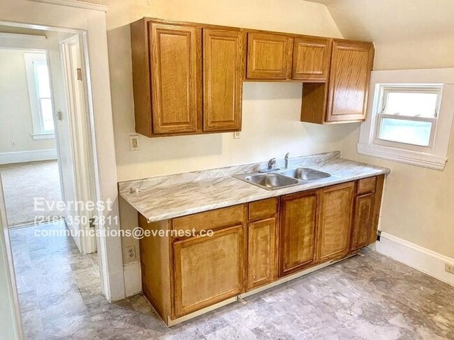 Building Photo - Charming 2-Bedroom Duplex in a Convenient ...