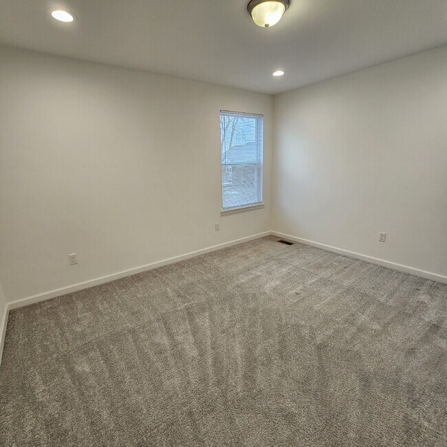 Building Photo - 4 bedroom, 3 full bathrooms, 2 car garage ...