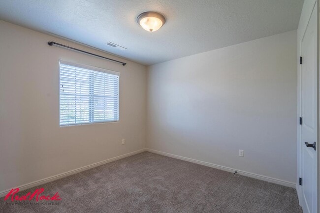 Building Photo - Charming 3 bedroom Townhome. 2 Community Pools!