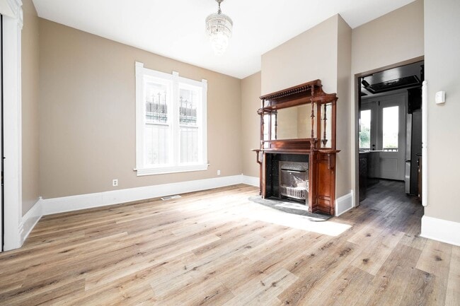 Building Photo - Beautiful 2bed/2bath Victorian style home with extra room for an office and bonus attic room!