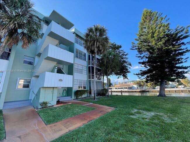 Building Photo - 2741 Taft St