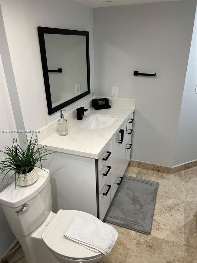 Building Photo - 1717 N Bayshore Dr