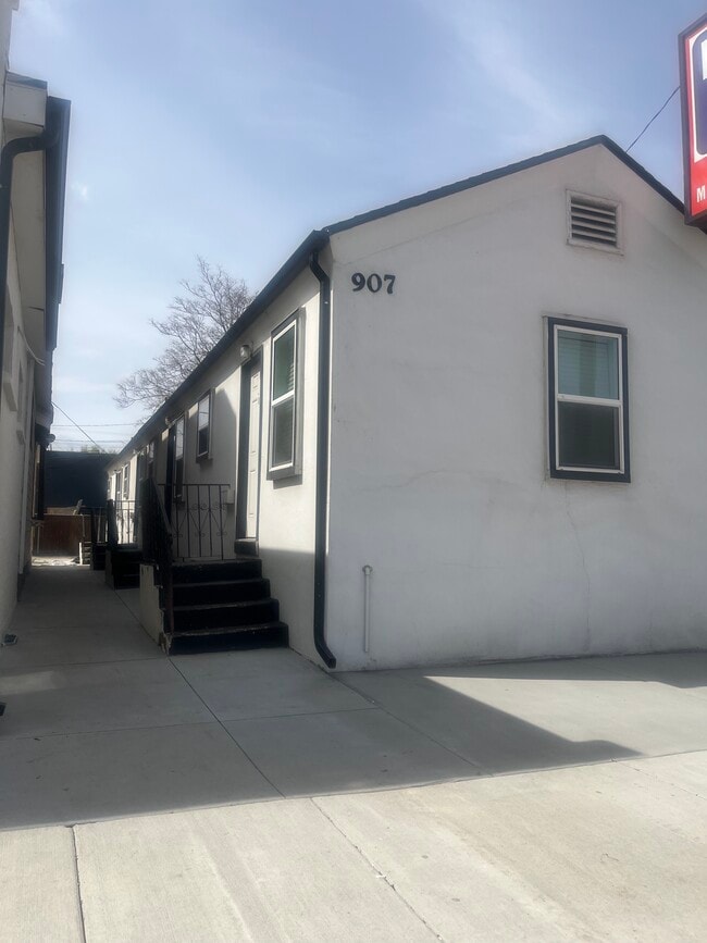 Building Photo - 907