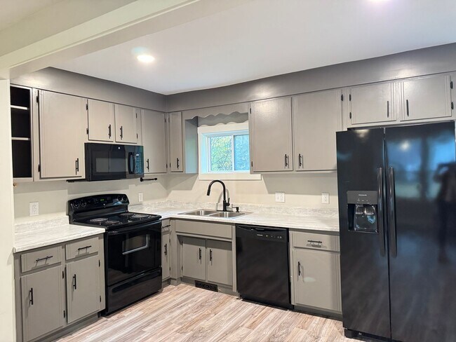 Building Photo - Conveniently Located near Downtown and APS...