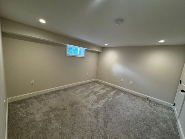 Building Photo - RENOVATED EXPANSIVE 5BD 4BA BRIGHTWOOD HOME