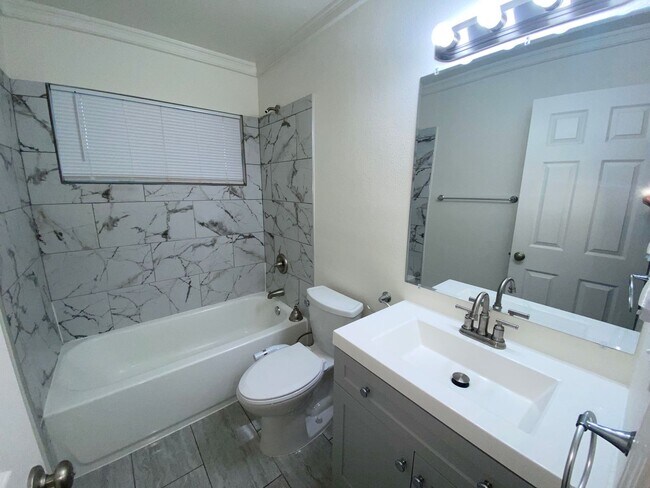 Building Photo - Lovely 3 Bedroom, 2 Bath House - Washer/Dryer, Dishwasher, Long Driveway, Fenced Backyard