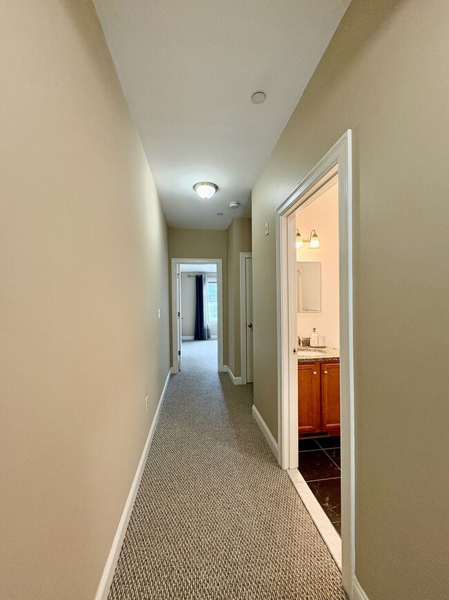 Building Photo - Charming 2-Bedroom Townhouse For Rent in L...