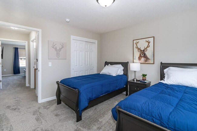 Building Photo - Fully Furnished Short-term rental Includes internet, cable, washer, dryer, etc