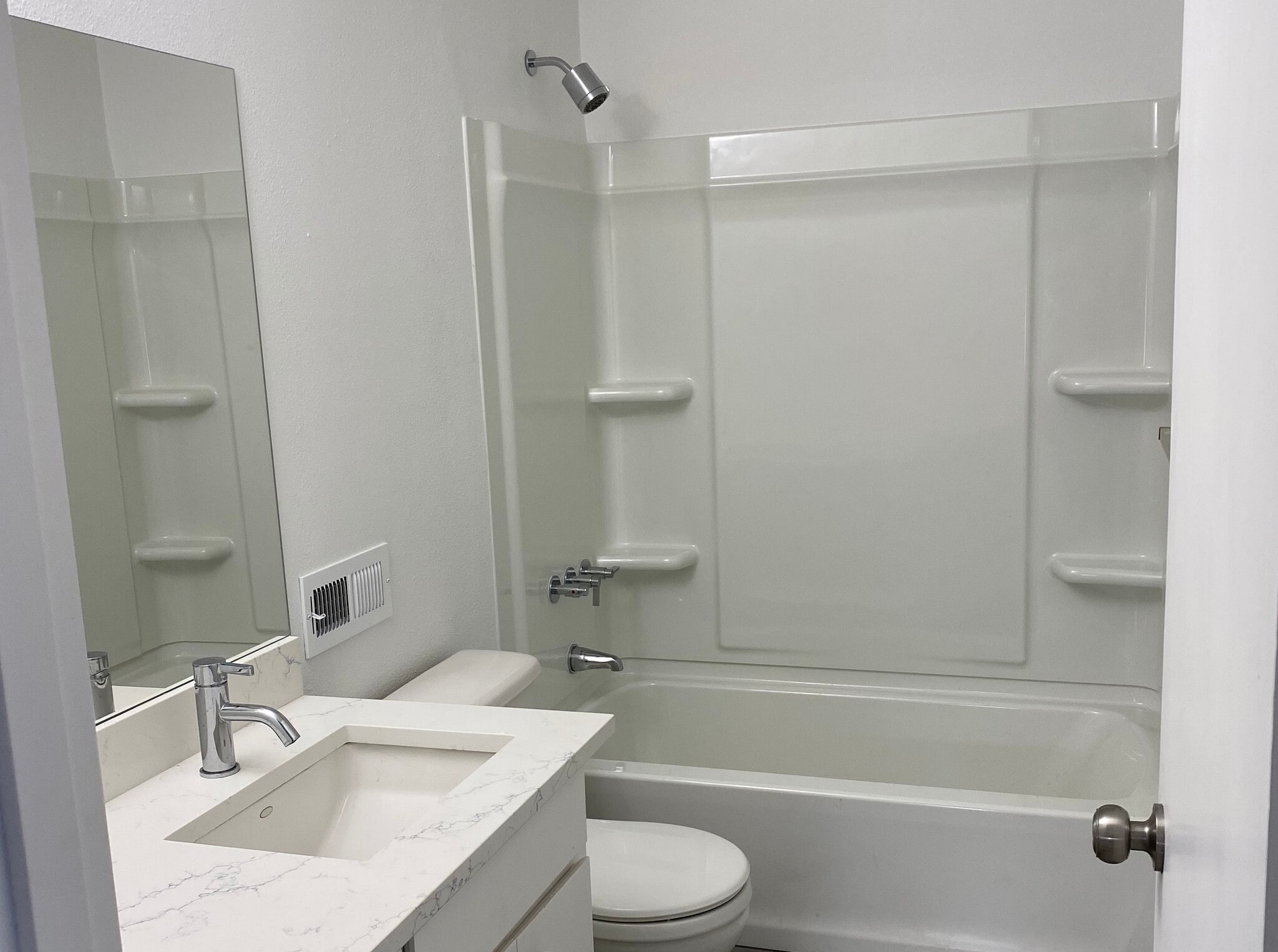 upper full bath - 1815 SE Harney St