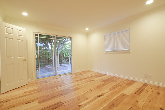 Building Photo - Beautifully Remodeled 3 Bedroom 2 Bath Wes...