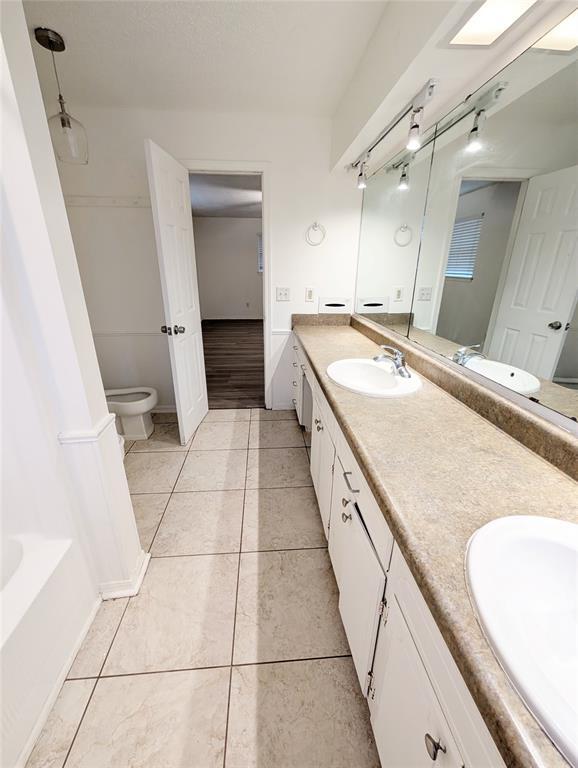 Building Photo - 3301 Oakbrook Dr