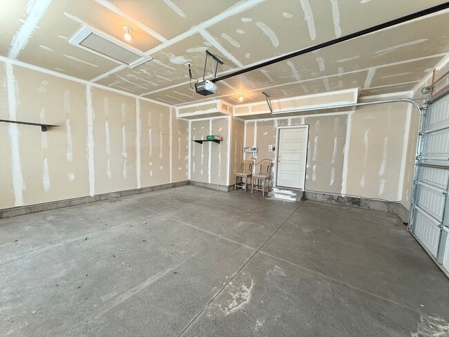 Building Photo - 4 bedroom 2.5 bath Plain City House