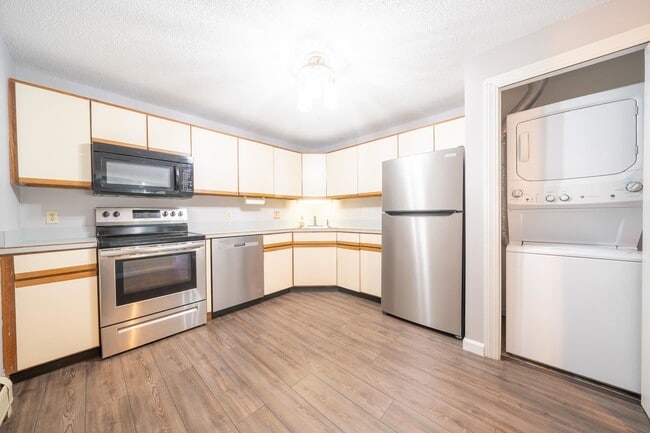 Building Photo - 2 Maple Ridge Dr