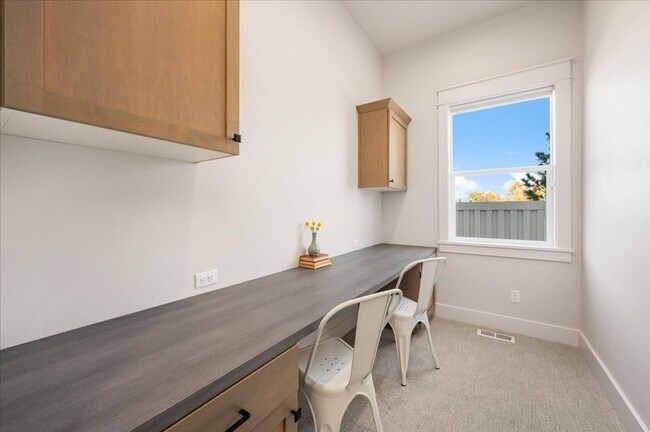 Building Photo - 3 Bedroom. 2.5 Bathroom House in Nampa