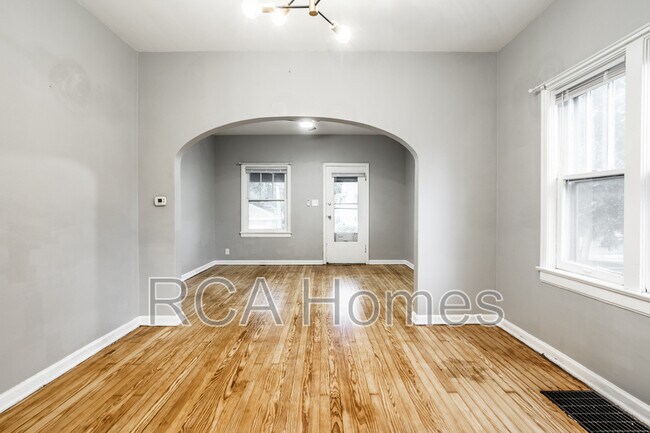 Building Photo - 1046 E Bradbury Ave